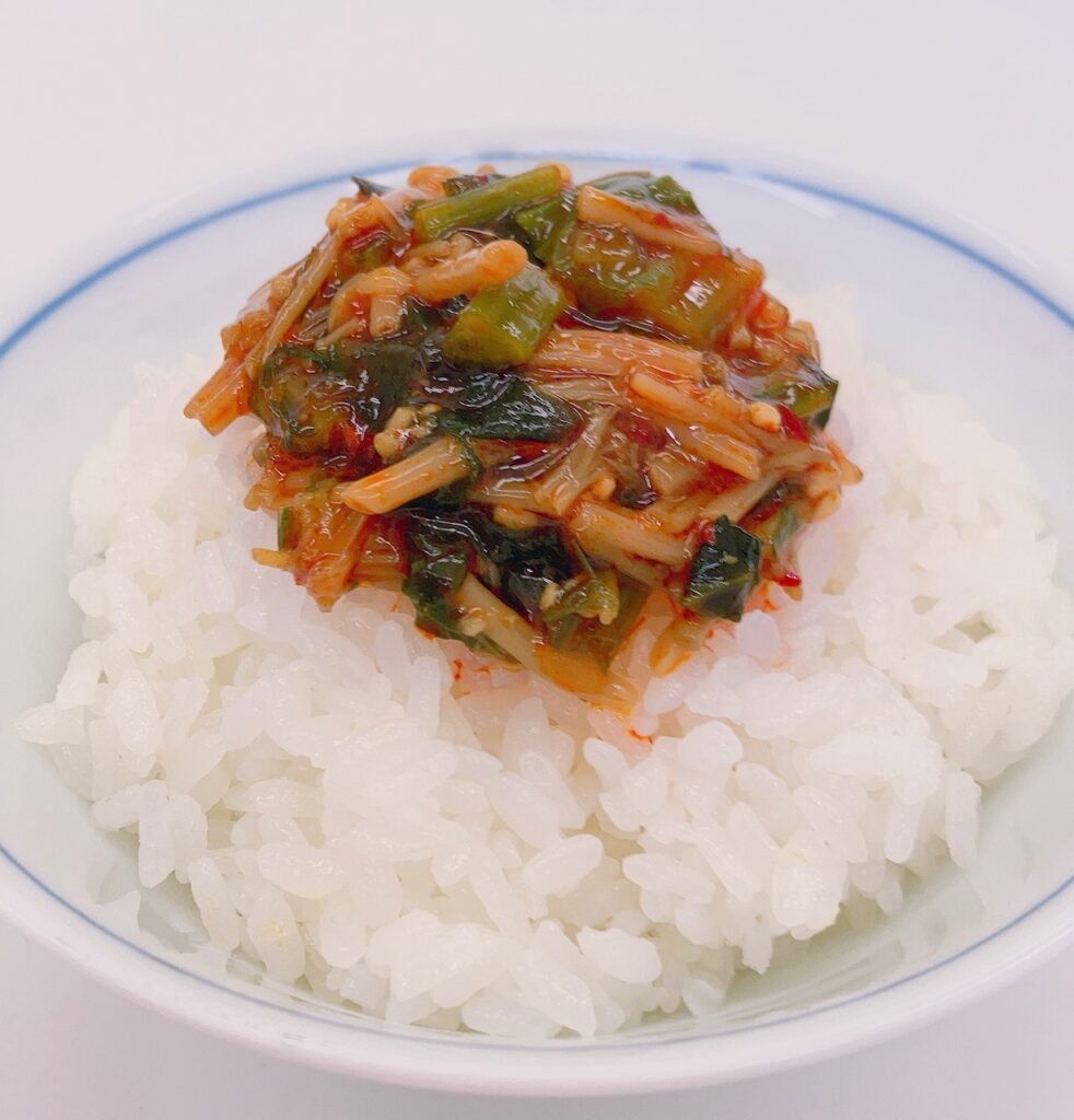 ラー油野沢菜をのせたご飯