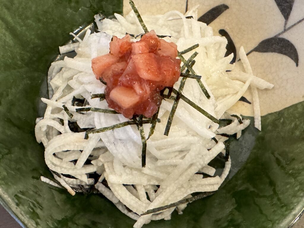 長芋の千切りに梅ぇ～たけのこをトッピング