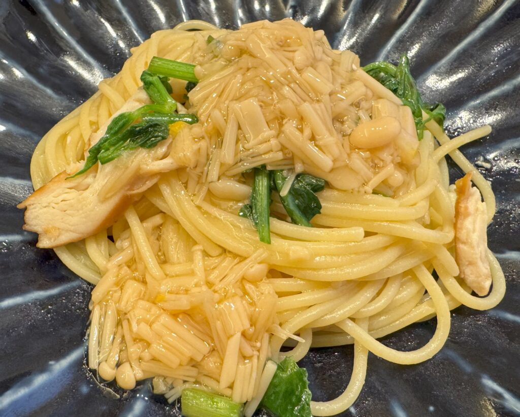 塩レモンなめ茸を使用した鶏肉とセリのパスタ
