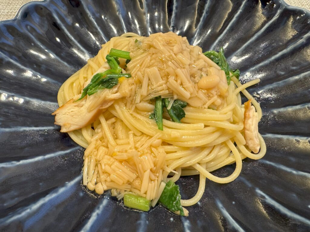 塩レモンなめ茸を使用した鶏肉とセリのパスタ